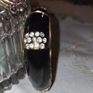KIRKS FOLLY BLACK ENAMEL WITH FOUR CRYSTAL CLUSTERS GOLDTONE HINGED BANGLE NWOT